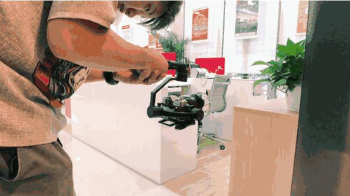 利用手持的方式拍摄宣传片简单高效的方式(图1) 深圳宣传片拍摄