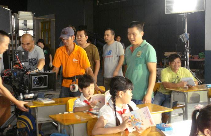 拍摄企业宣传片导演与摄制人员的准备工作有哪(图1) 深圳宣传片拍摄导演摄制人员磨合现场